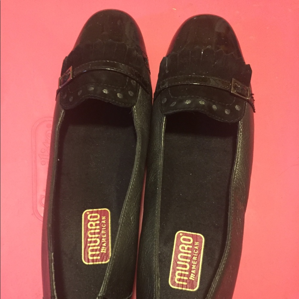SOLD MUNRO size 7N Black Small Heel Shoes